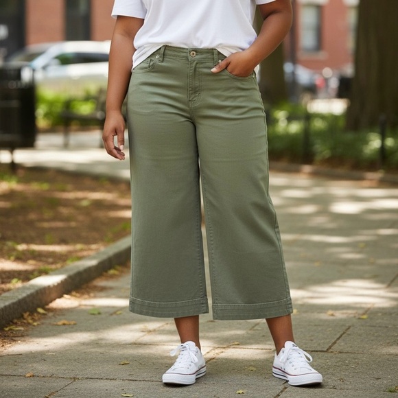 Old Navy Olive High-Rise Wide-Leg Khaki Crop Pants - Plus size - Picture 4 of 11
